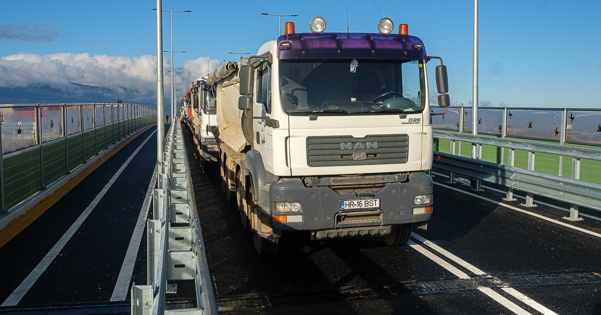 Ezer tonna nehezedett a csíkszeredai vasúti felüljáróra
